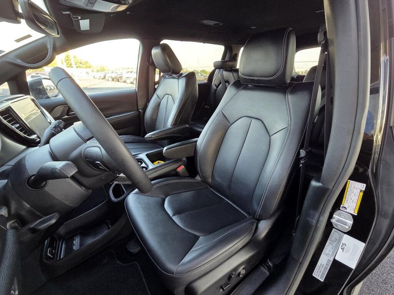 Used 2025 Chrysler Pacifica Select