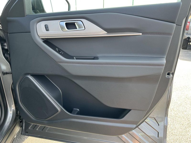 2025 Ford Explorer photo 14