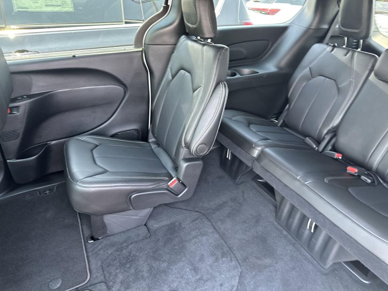 New 2025 Chrysler Pacifica SelectImage 13
