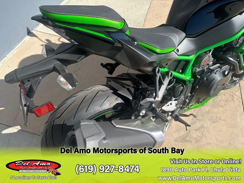 2024 Kawasaki ZR1000LRFNL-GY2  in a METALLIC MATTE GRAPHENESTEEL GRAY/EBONY/MIRROR CoatED BLACK exterior color. Del Amo Motorsports of South Bay (619) 547-1937 delamomotorsports.com 