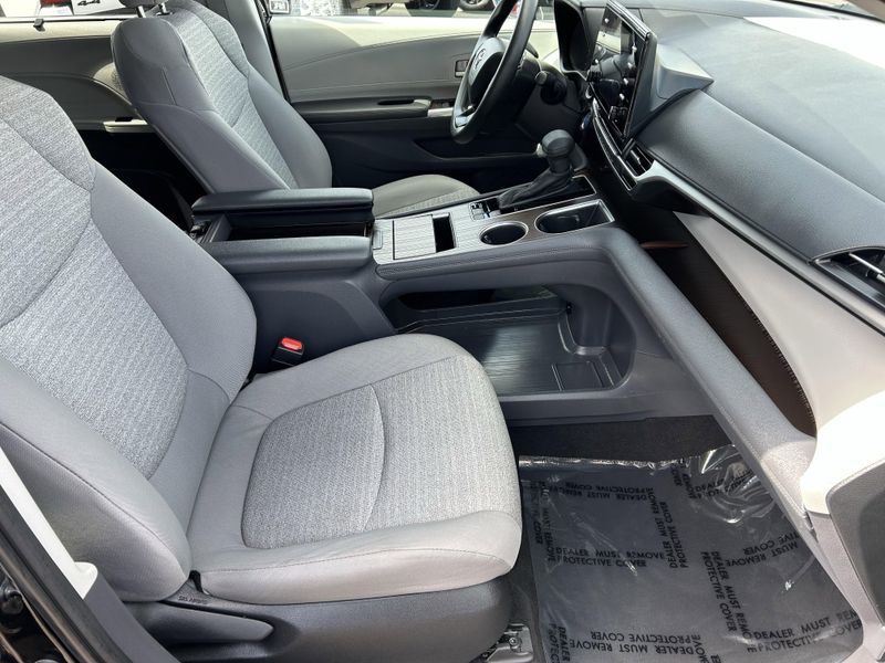 2023 Toyota Sienna LEImage 12
