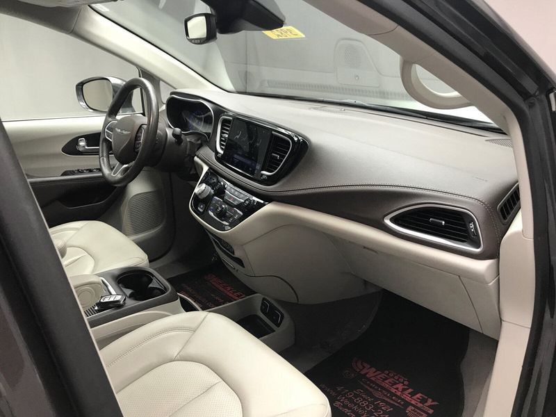 Used 2021 Chrysler Pacifica Touring LImage 23