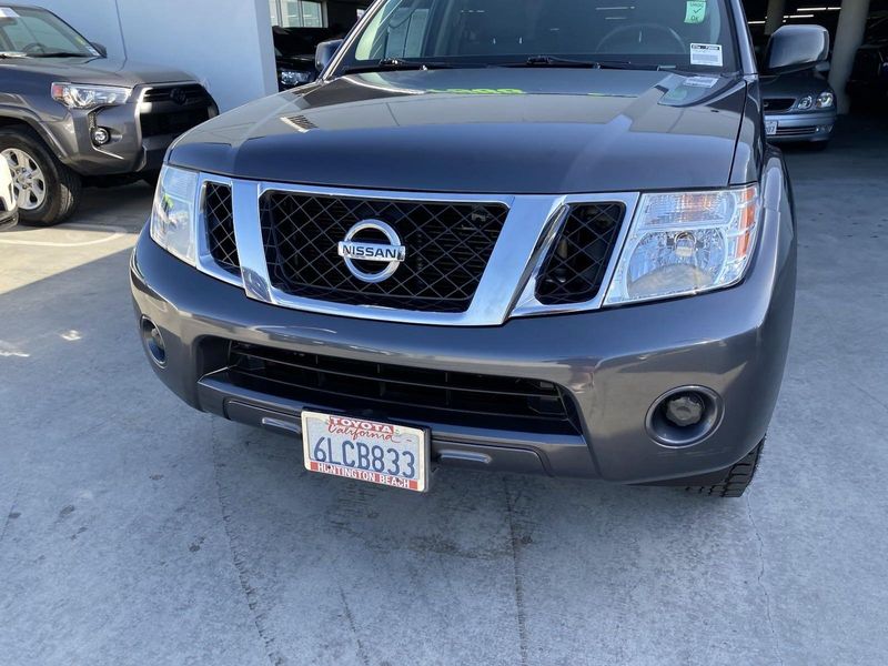 2010 Nissan Pathfinder SEImage 9