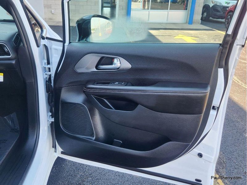 Used 2026 Chrysler Pacifica Select