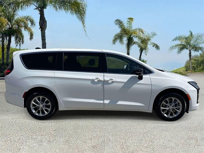 New 2027 Chrysler Pacifica Select Awd