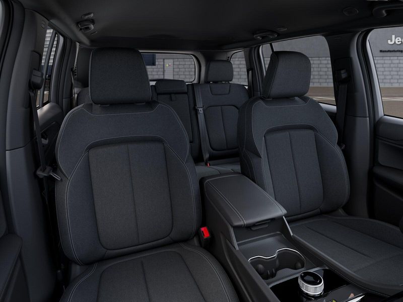 New 2026 Jeep Grand Cherokee Laredo XImage 9