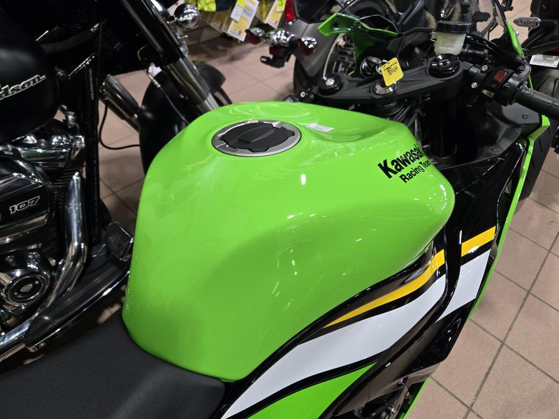 2025 Kawasaki NINJA ZX6R KRT EDITION LIME GREEN AND EBONY AND PEARL BLIZZARD WHITEImage 13