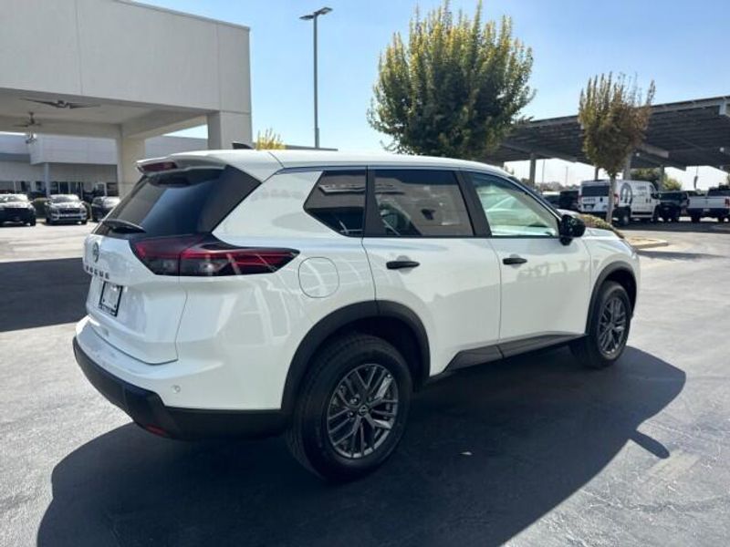 2024 Nissan Rogue S photo 6