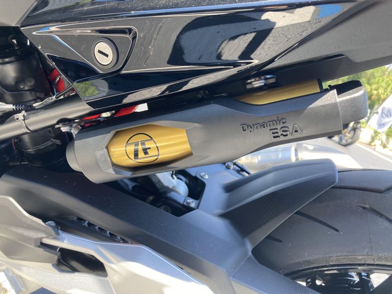 2025 BMW F 900 R