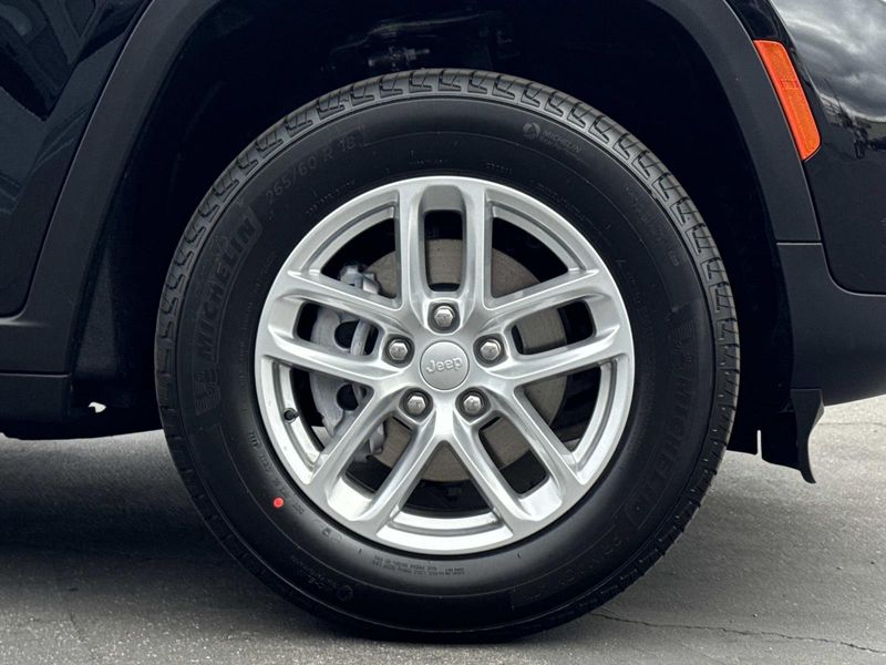New 2026 Jeep Grand Cherokee Laredo 4x2