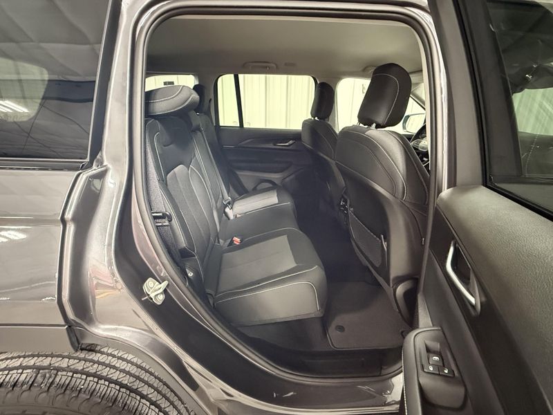 Used 2023 Jeep Grand Cherokee LaredoImage 12