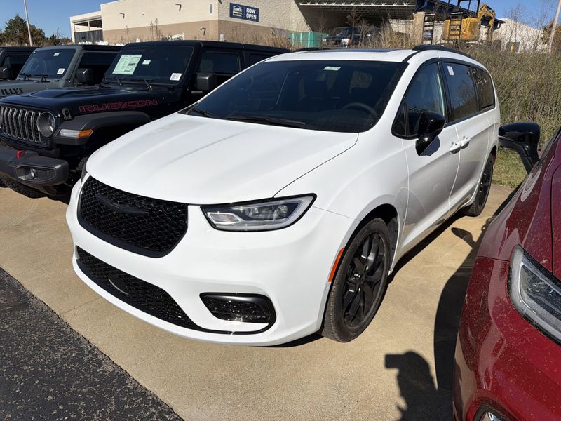 New 2026 Chrysler Pacifica LimitedImage 1