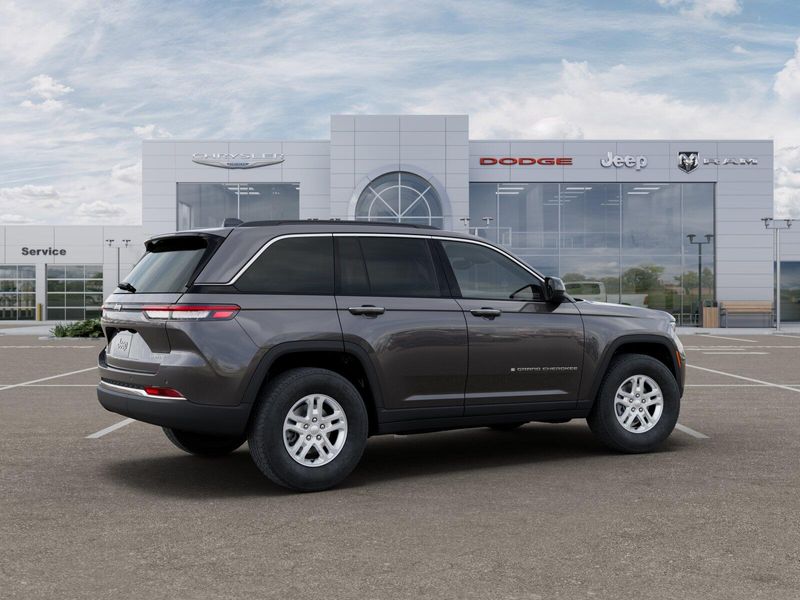 New 2025 Jeep Grand Cherokee Laredo 4x4Image 16