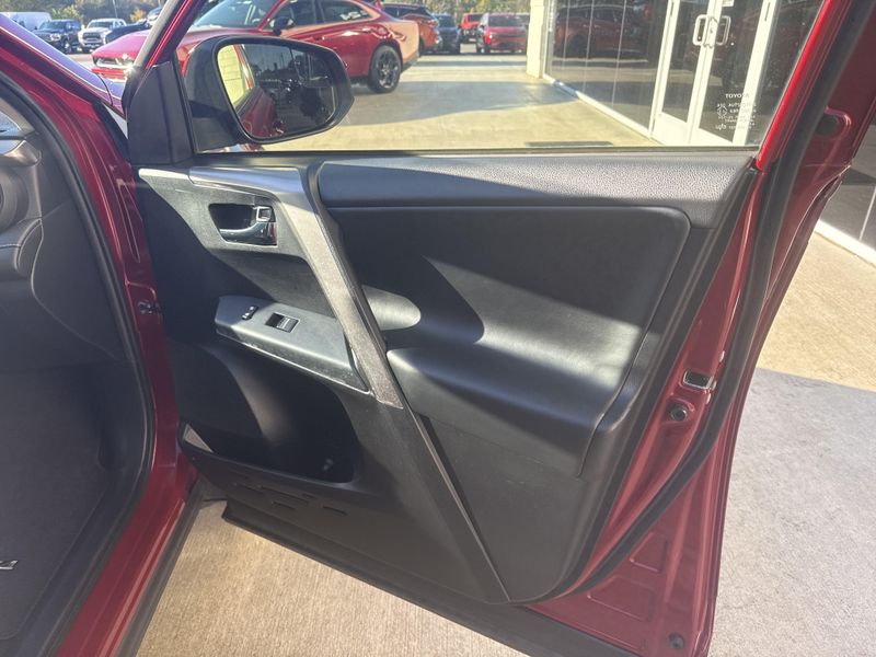 Used 2018 Toyota RAV4 Hybrid XLEImage 13