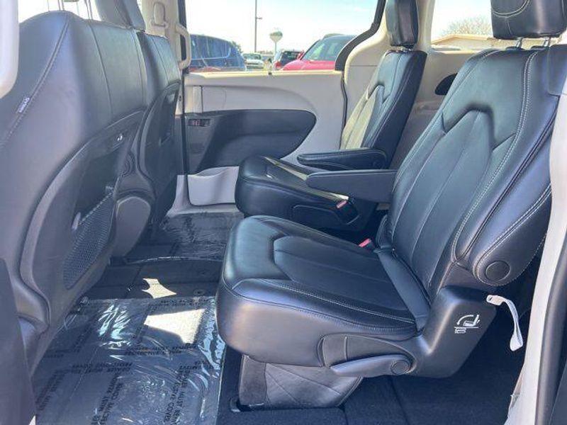 2023 Chrysler Pacifica Touring LImage 18