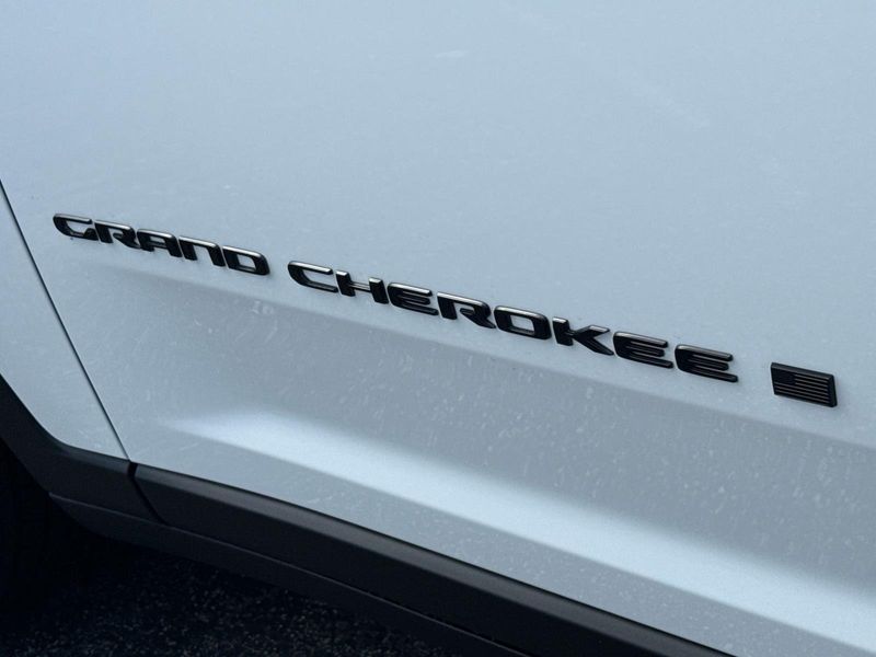 New 2026 Jeep Grand Cherokee Laredo Altitude 4x4