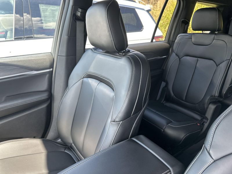 New 2025 Jeep Grand Cherokee L Limited 4x4Image 32