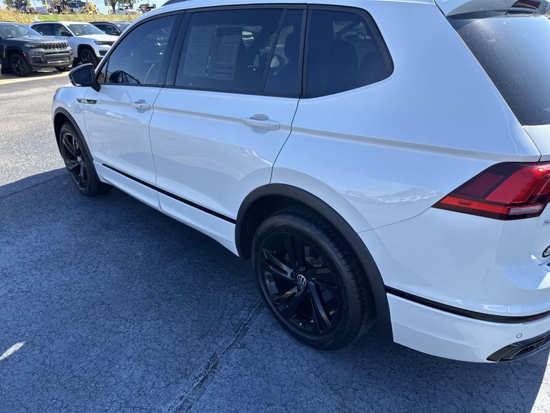 Used 2023 Volkswagen Tiguan SE R-Line BlackImage 11