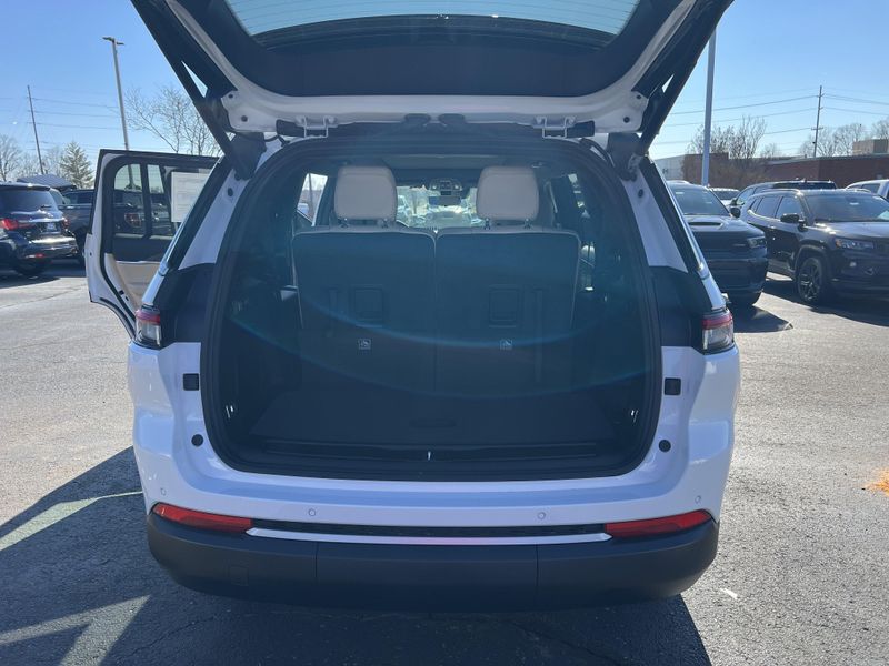 New 2026 Jeep Grand Cherokee L Limited 4x4Image 22