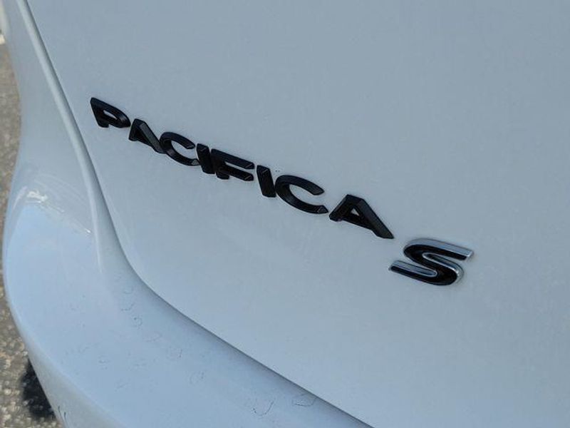 New 2023 Chrysler Pacifica Plug-in Hybrid Touring L