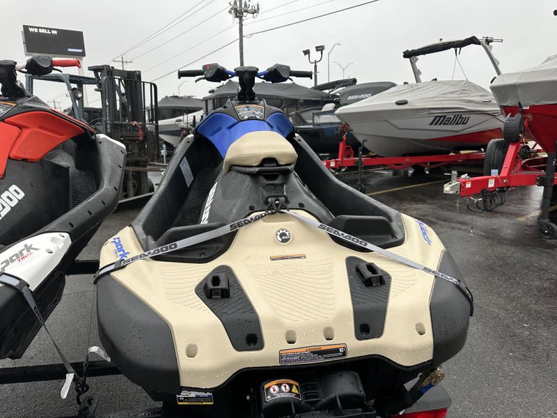 2025 SEADOO SPARK TRIXX FOR 1 WITH SOUND SYSTEM SAND AND DAZZLING BLUE Image 7