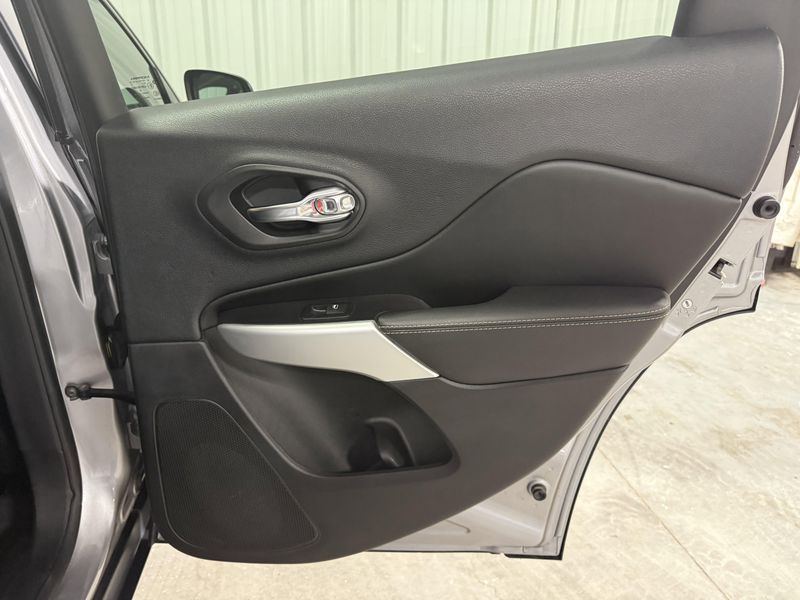 Used 2018 Jeep Cherokee Latitude PlusImage 12