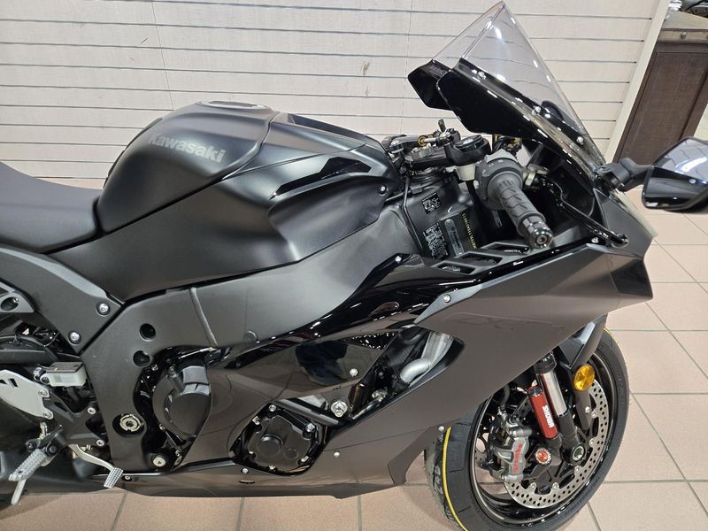 2025 Kawasaki NINJA ZX10R ABS METALLIC FLAT SPARK BLACK AND EBONYImage 9