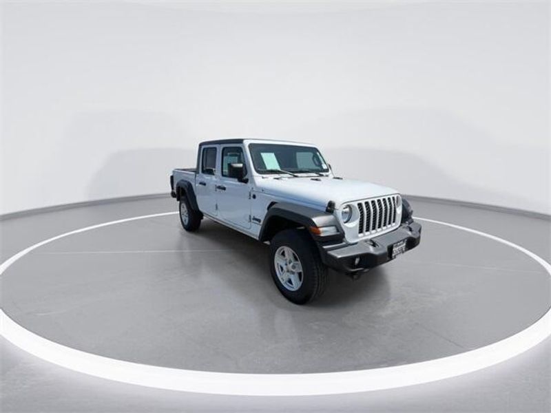 2020 Jeep Gladiator Sport photo 2