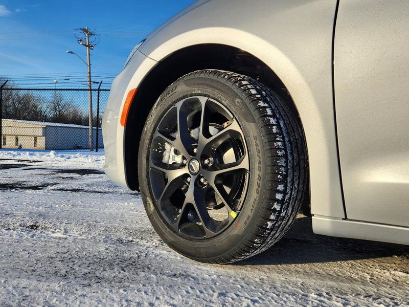 New 2026 Chrysler Pacifica Select