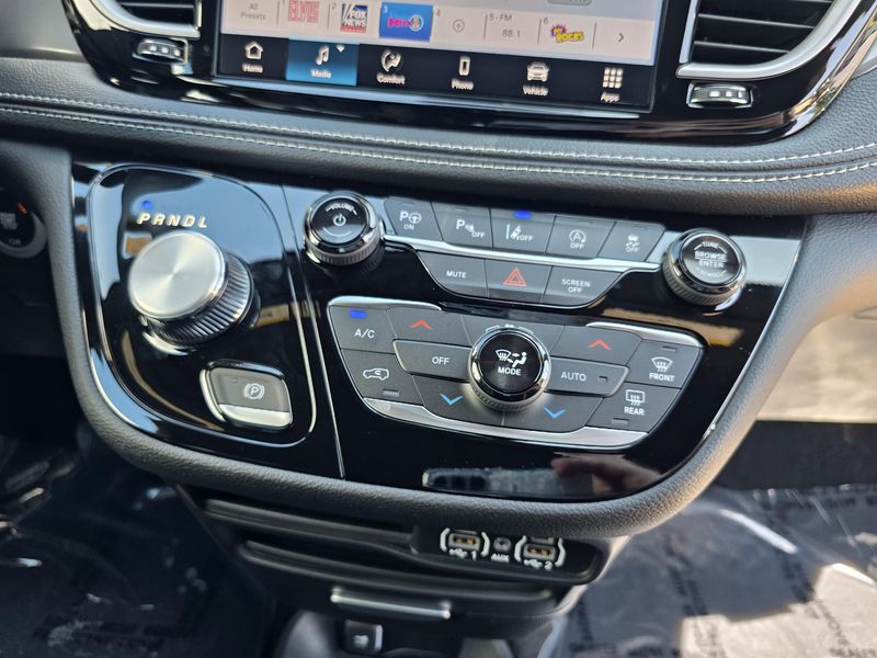 New 2025 Chrysler Pacifica SelectImage 24