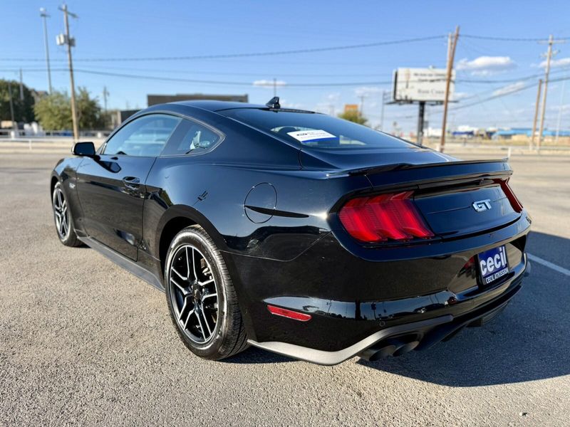 2022 Ford Mustang GT Premium photo 3