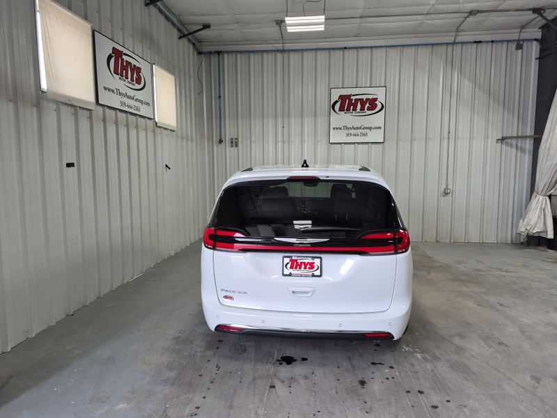 2025 Chrysler Pacifica SelectImage 13