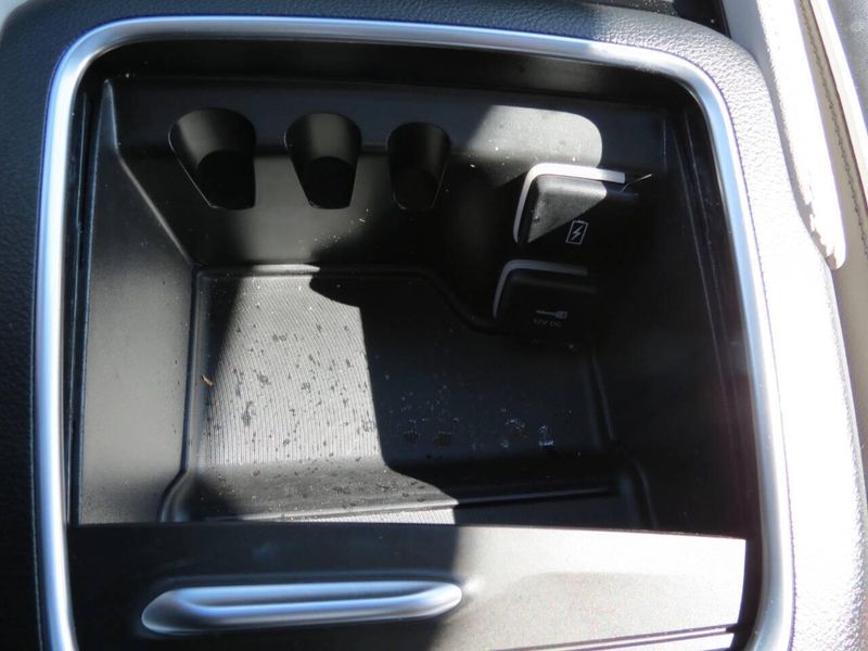 Used 2024 Chrysler Pacifica Limited 4dr Mini VanImage 17