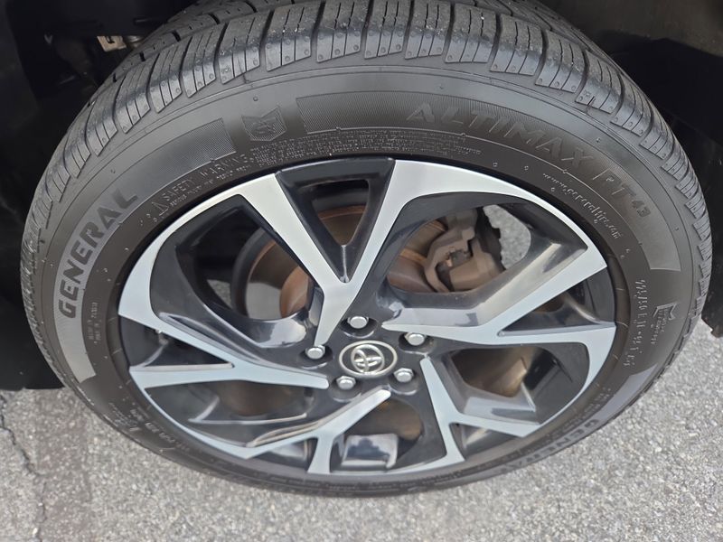 2018 Toyota C-HR XLE photo 11