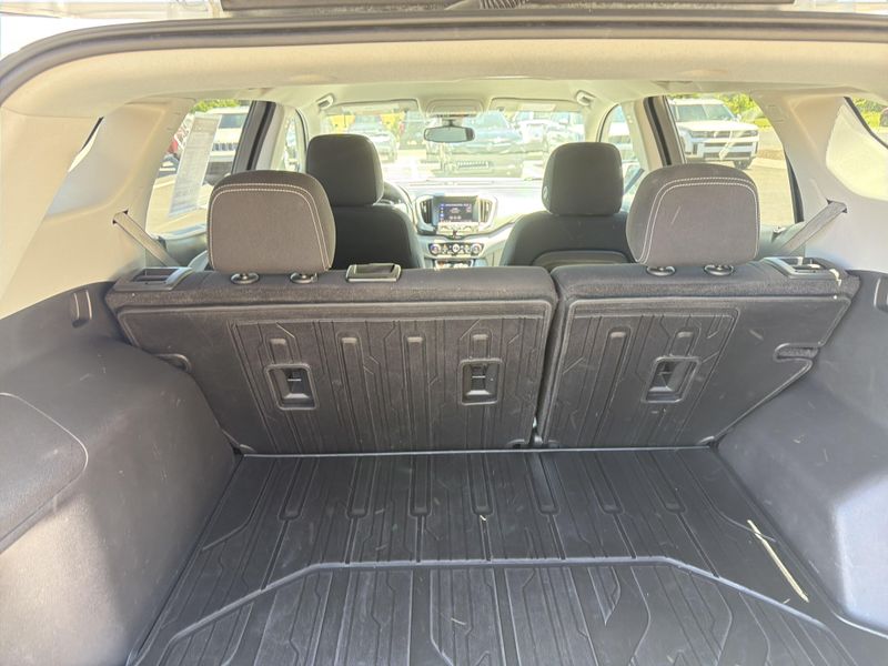 Used 2022 GMC Terrain SLEImage 18
