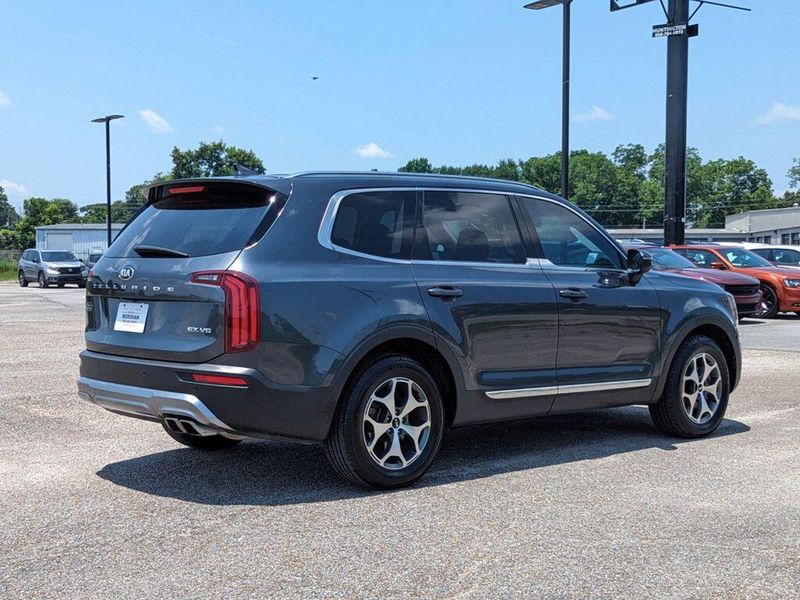 2021 Kia Telluride EX in a Gravity Grey exterior color and Blackinterior. Johnson Dodge 601-693-6343 pixelmotiondemo.com 