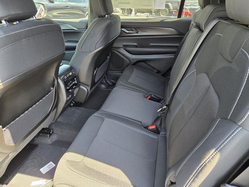 New 2026 Jeep Grand Cherokee L Laredo 4x2