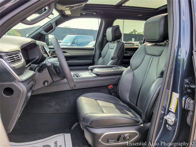 2024 Jeep Wagoneer Series II Carbide photo 4