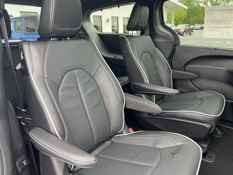 2023 Chrysler Pacifica Plug-in Hybrid LimitedImage 30