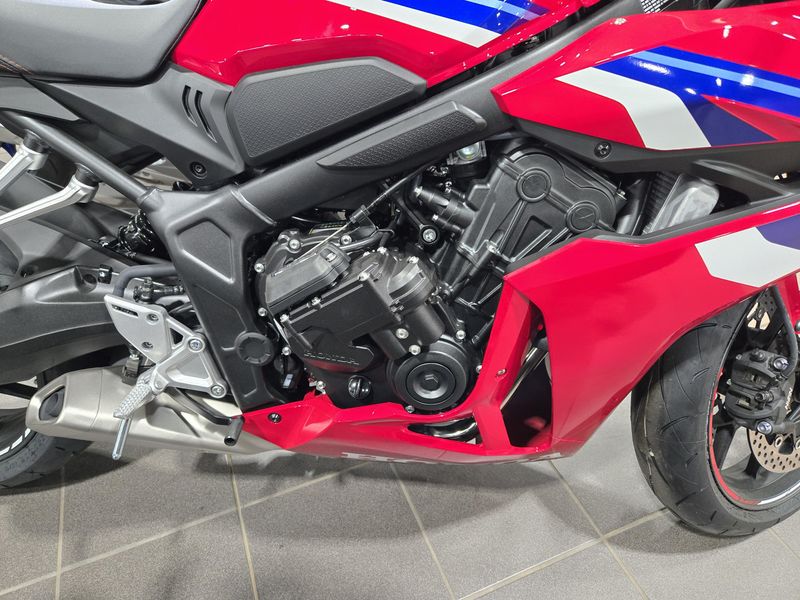 2025 Honda CBR650R ECLUTCH GRAND PRIX RED Image 6