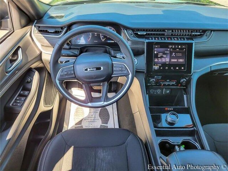 2024 Jeep Grand Cherokee Laredo photo 11