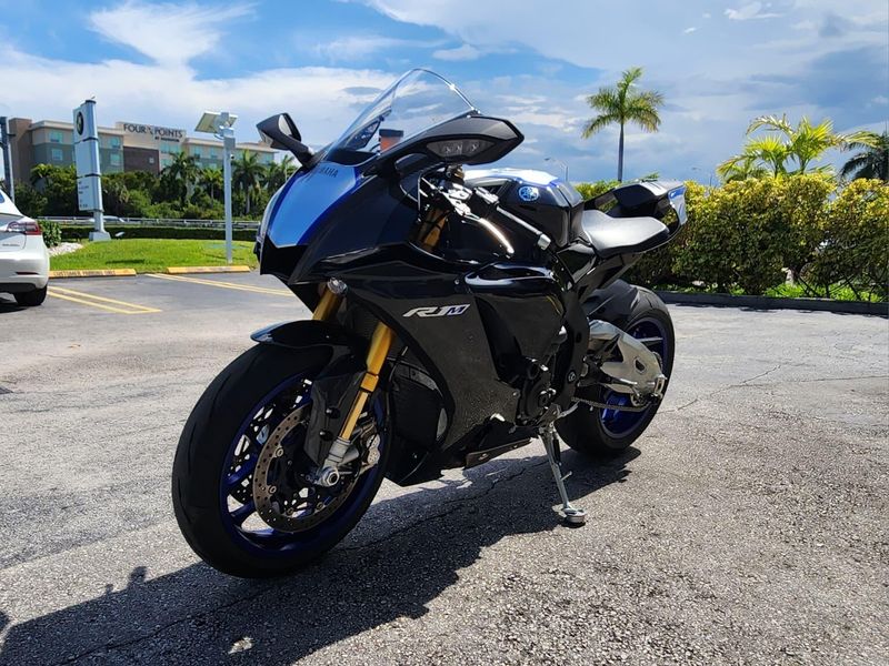 Used 2021 Yamaha YZF-R1M Image 3