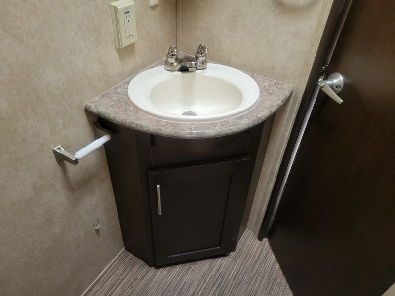 Used 2015 FOREST RIVER STEALTH 1913 Image 22