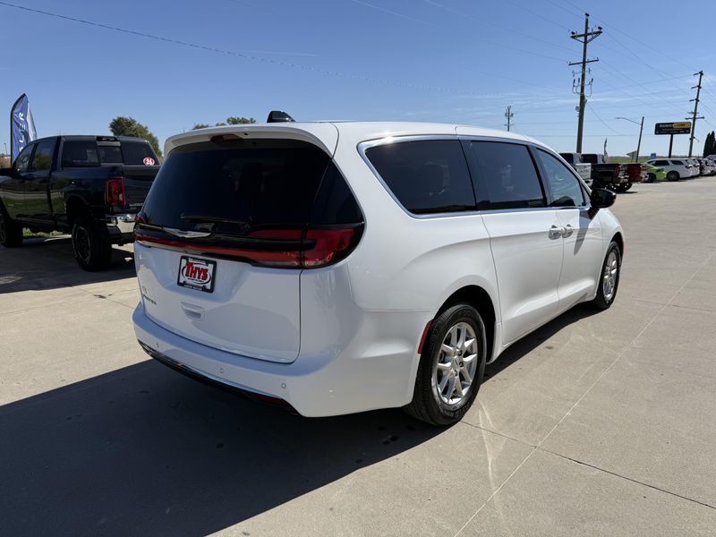 Used 2024 Chrysler Pacifica Touring LImage 35
