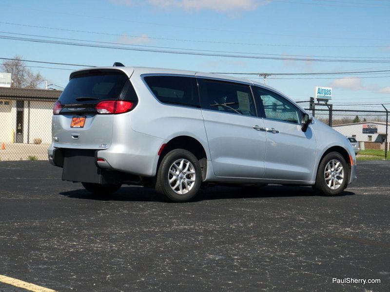2022 Chrysler Voyager LXImage 25
