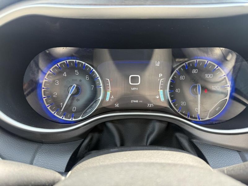 2024 Chrysler Pacifica Touring L photo 18