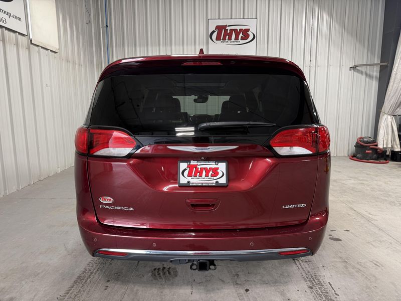 Used 2017 Chrysler Pacifica LimitedImage 4