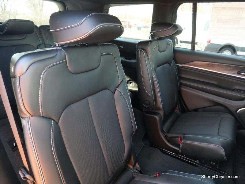 2023 Jeep Grand Cherokee L Overland 4x4Image 3