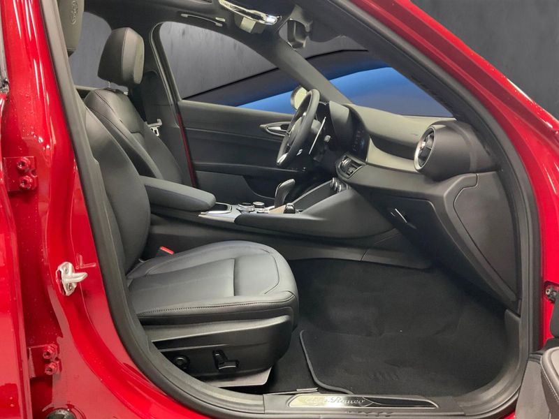 New 2025 Alfa Romeo Giulia AwdImage 11