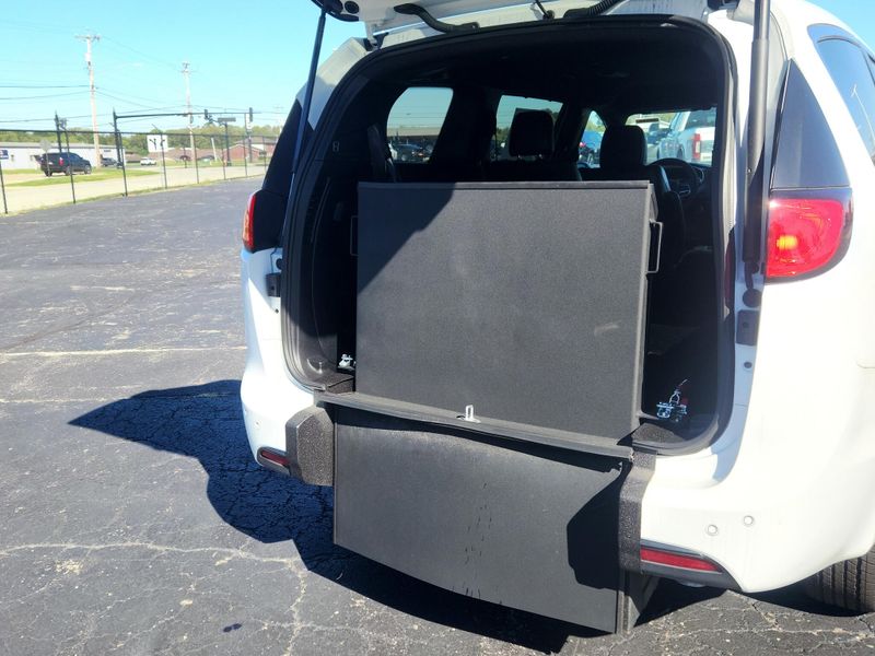 New 2026 Chrysler Voyager Lx
